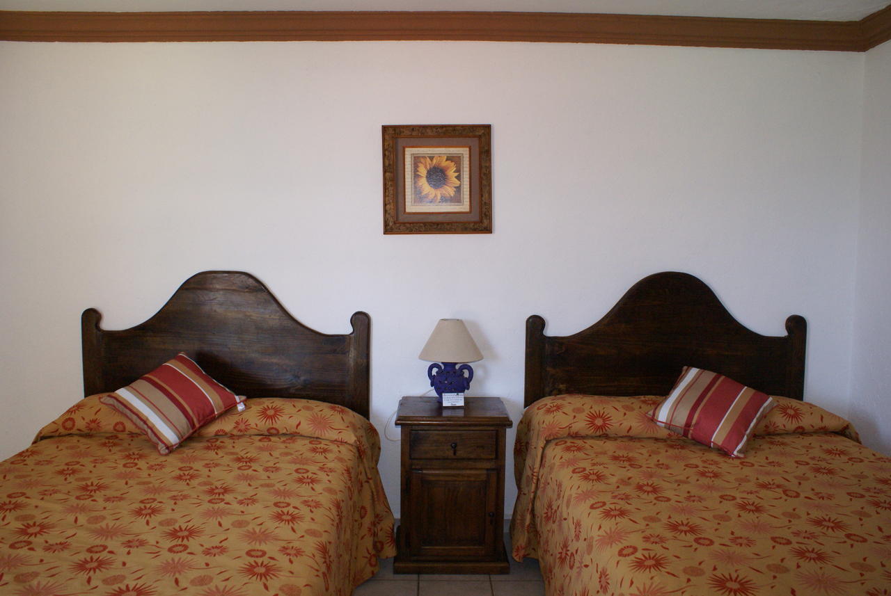 Hotel Los Sauces Villa Del Carbon Room photo